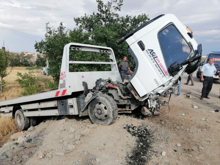 Aksaray’da otomobil ile oto kurtarıcı çarpıştı: 2 ölü, 1 yaralı