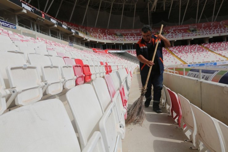 Bahçeşehir Koleji Sivas 4 Eylül Stadyumu temizlendi