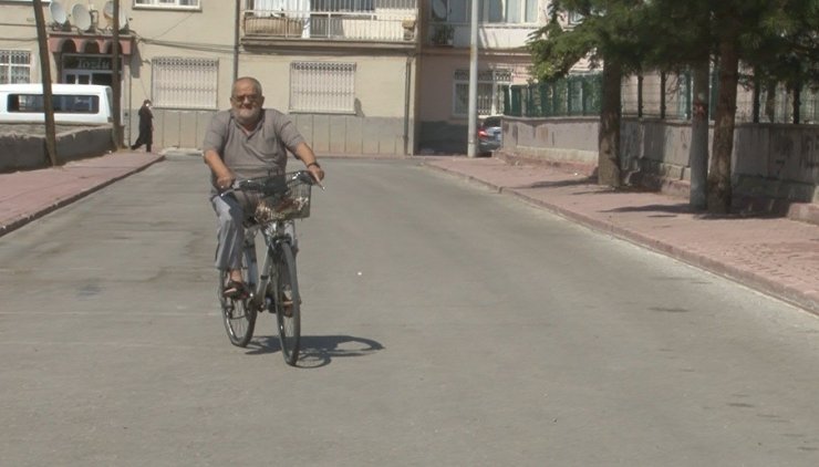 33 yıldır muhtarlık yaptığı mahallenin sokaklarını bisikletiyle geziyor