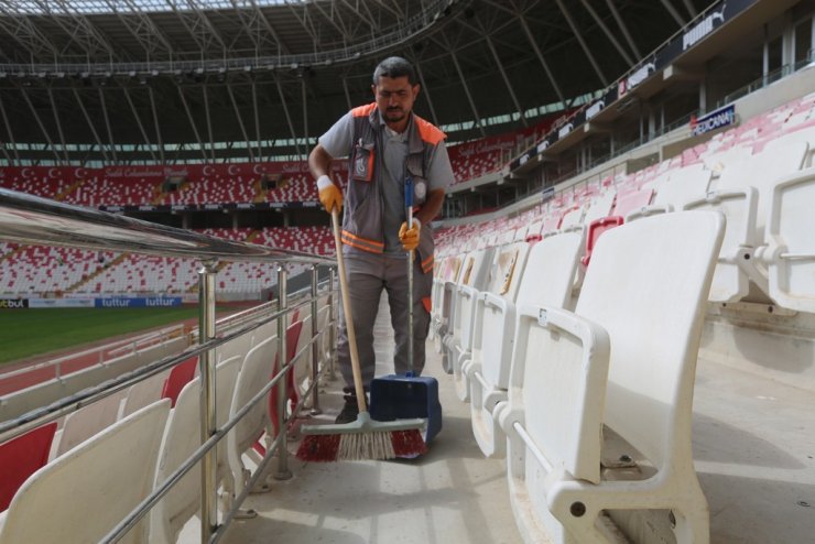 Bahçeşehir Koleji Sivas 4 Eylül Stadyumu temizlendi