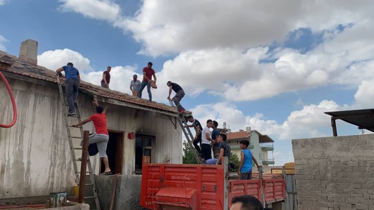 Yanan evde itfaiye ve vatandaşın yangın seferberliği