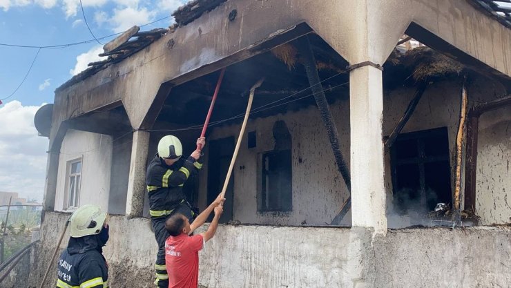 Yanan evde itfaiye ve vatandaşın yangın seferberliği