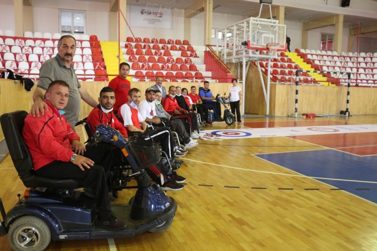 Engelli gençlerde floor curling sevinci