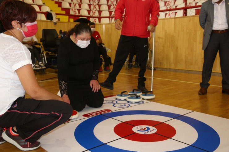 Engelli gençlerde floor curling sevinci