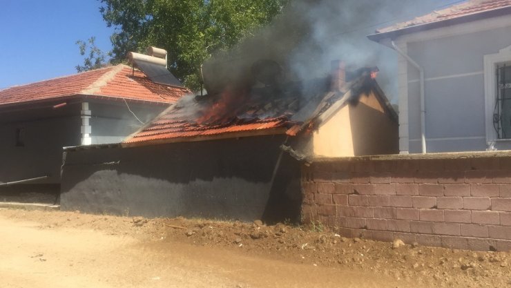 Kilerde çıkan yangın eve sıçramadan söndürüldü