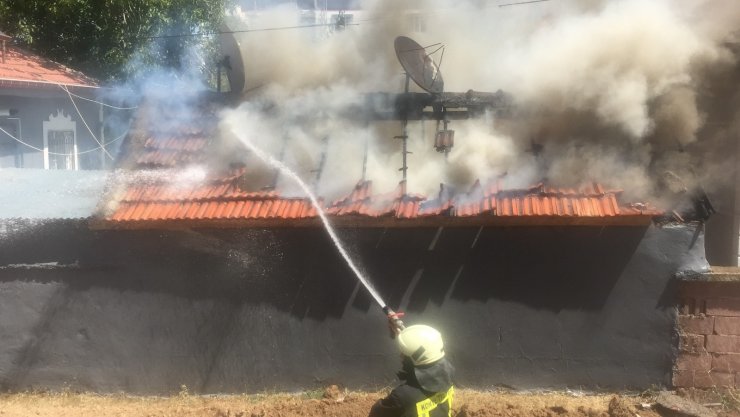 Kilerde çıkan yangın eve sıçramadan söndürüldü