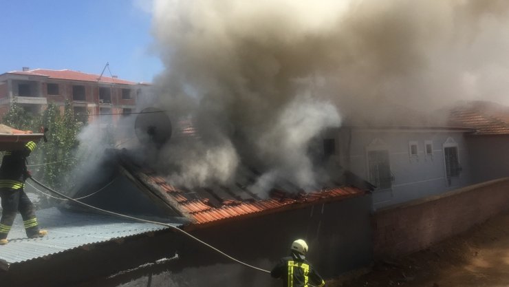 Kilerde çıkan yangın eve sıçramadan söndürüldü