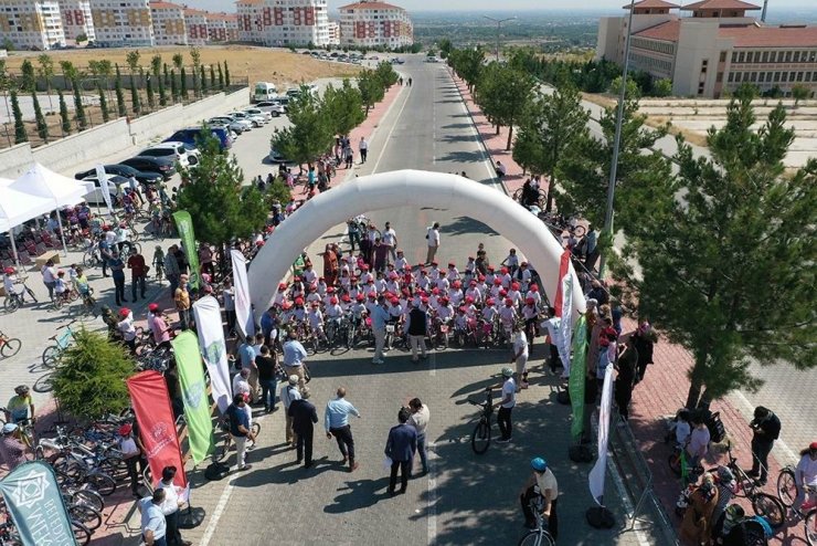 Meram’ın mahallelerinde bisiklet yarışı heyecanı yaşandı