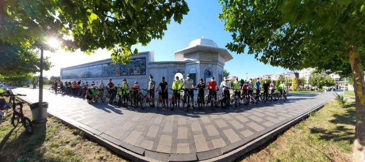 Küresel ısınmaya karşı 35 kilometre pedal çevirdiler