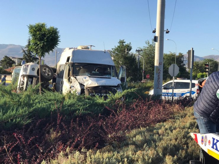 Konya’da minibüs ile kamyonet çarpıştı: 1 yaralı