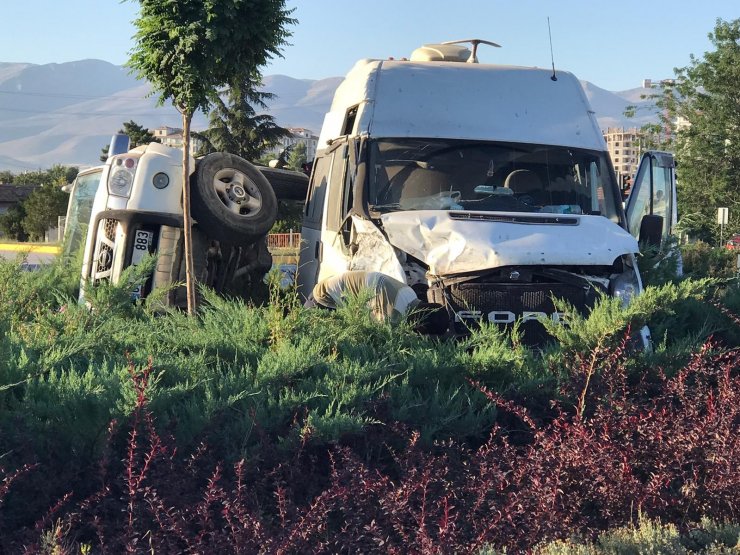 Konya’da minibüs ile kamyonet çarpıştı: 1 yaralı