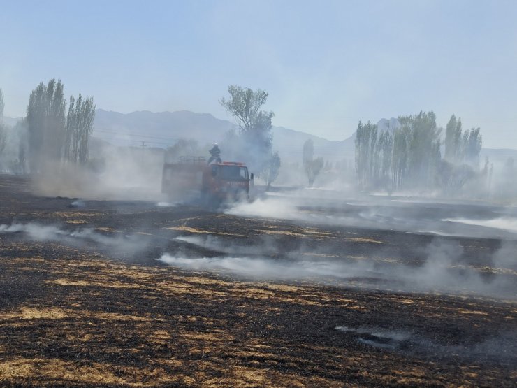 Konya’da tarlada çıkan yangın korkuttu