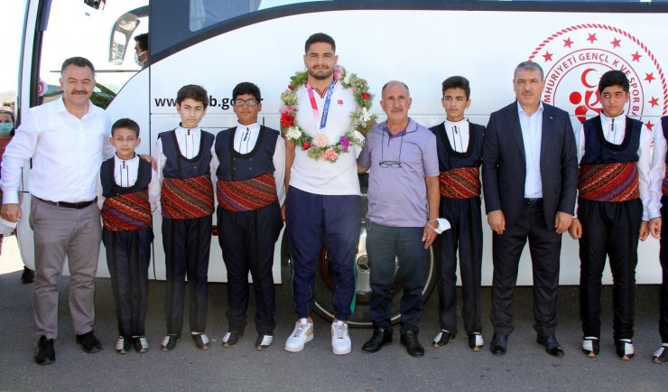 Olimpiyat üçüncüsü Taha Akgül baba ocağında