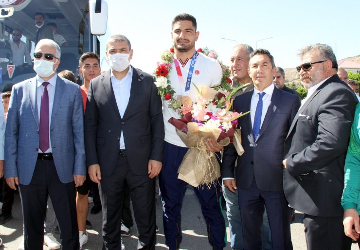 Olimpiyat üçüncüsü Taha Akgül baba ocağında