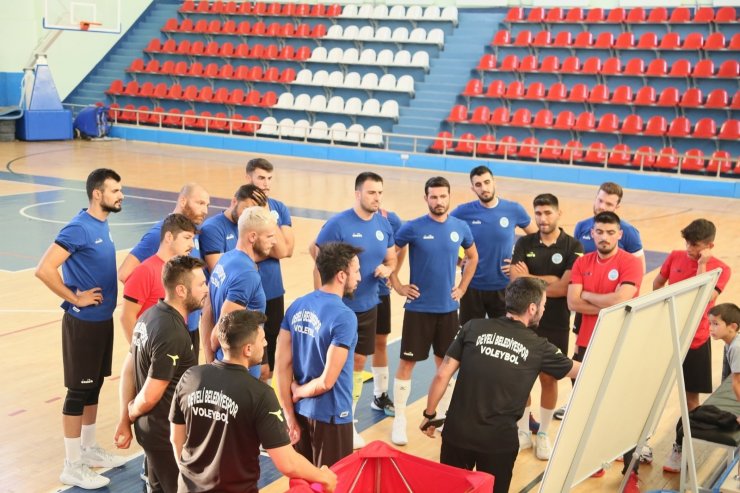 Develi Belediyespor taraftarı önünde ilk antrenmanına çıktı