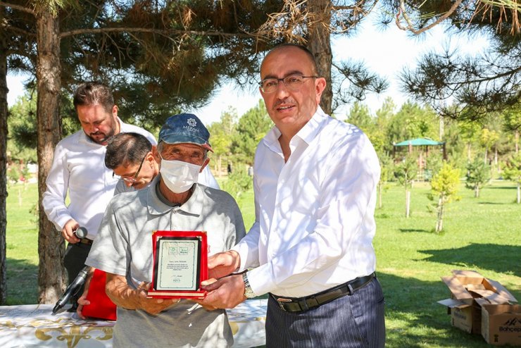 Başkan Kavuş’tan üstün performans gösteren personele plaket