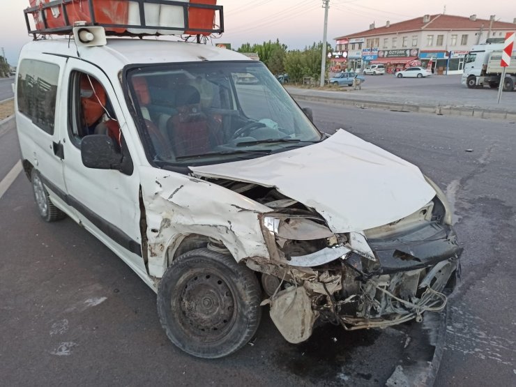 Aksaray’da hafif ticari araç ile otomobil çarpıştı: 5 yaralı