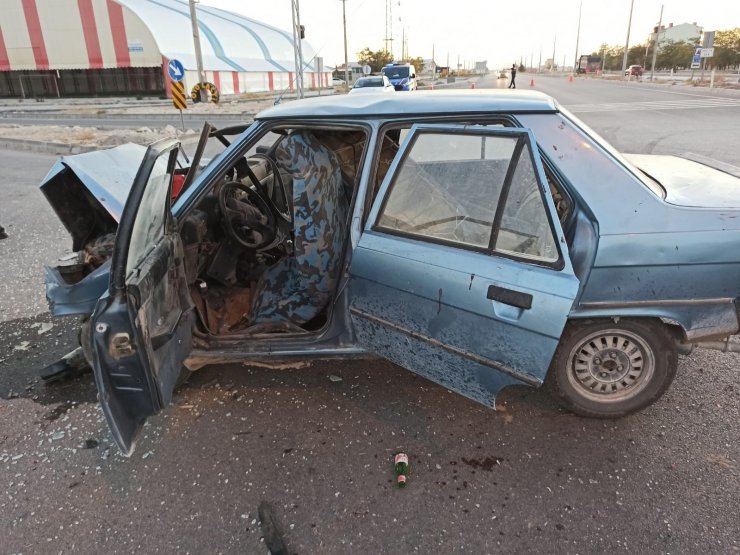 Aksaray’da hafif ticari araç ile otomobil çarpıştı: 5 yaralı