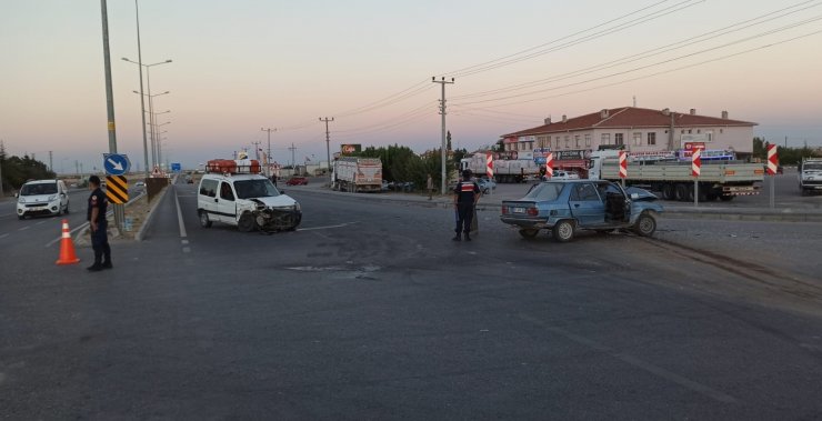 Aksaray’da hafif ticari araç ile otomobil çarpıştı: 5 yaralı