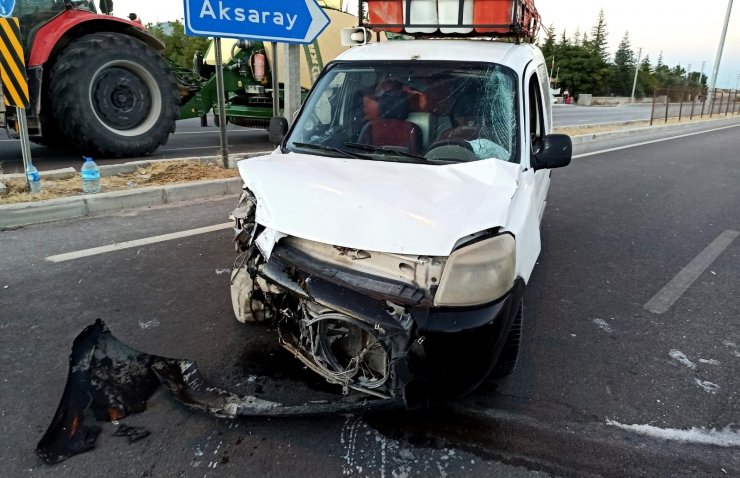 Aksaray’da hafif ticari araç ile otomobil çarpıştı: 5 yaralı