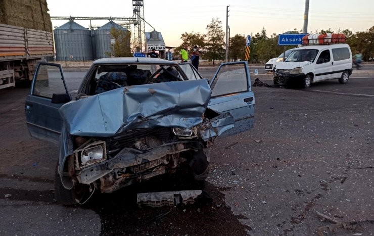 Aksaray’da hafif ticari araç ile otomobil çarpıştı: 5 yaralı