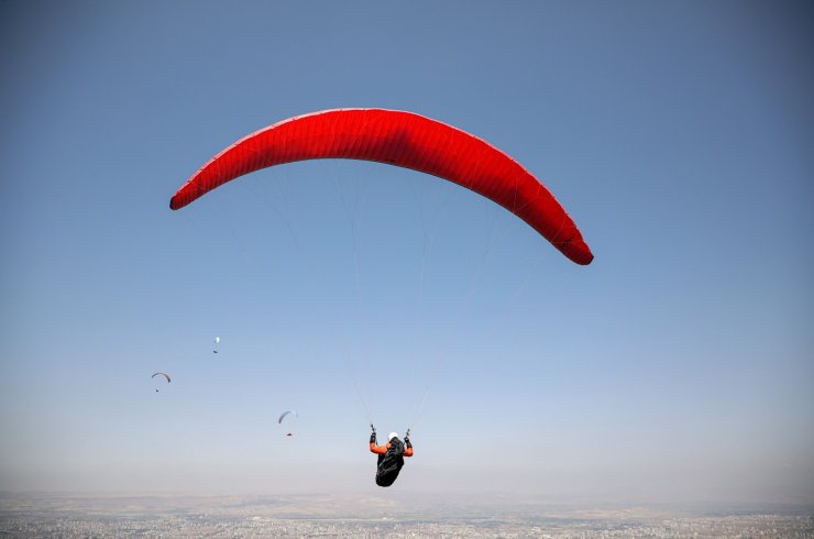 Kayseri’de yamaç paraşütü heyecanı