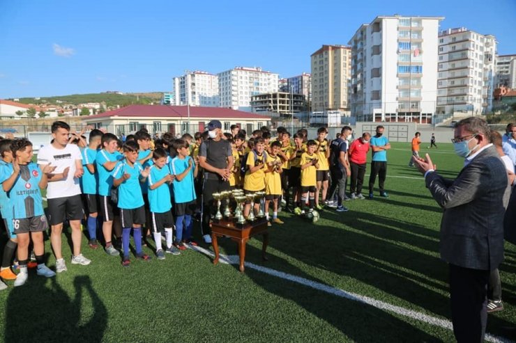 Yozgat’ta minikler futbol şenliğinde bir araya geldi