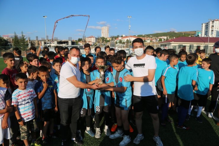 Yozgat’ta minikler futbol şenliğinde bir araya geldi