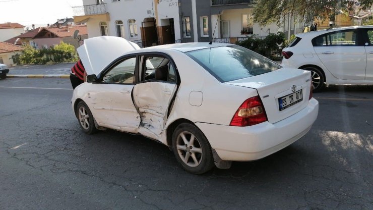 Aksaray’da kamyonet ile otomobil çarpıştı: 1 yaralı