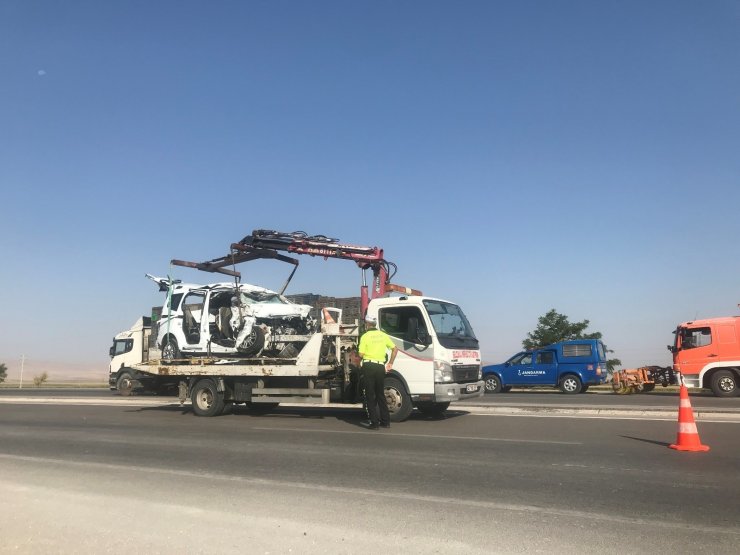 Konya’da tır ile hafif ticari araç çarpıştı: 6 ölü, 2 yaralı