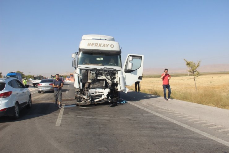 Konya’da tır ile hafif ticari araç çarpıştı: 6 ölü, 2 yaralı