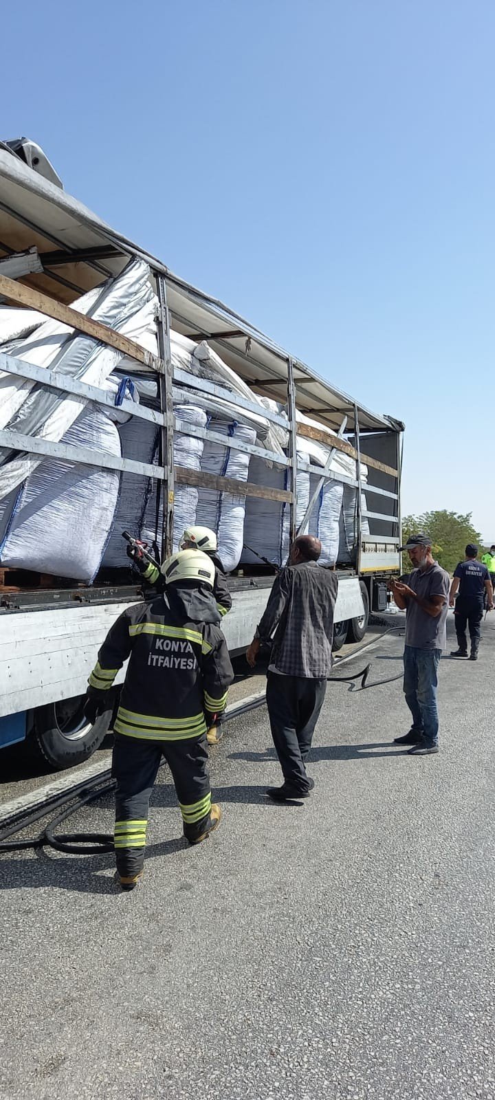 Konya’da tırın dorsesinde çıkan yangın söndürüldü