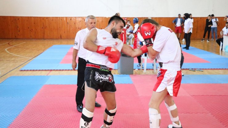 Kick Boks zafer turnuvasında sporcular kıyasıya yarıştı