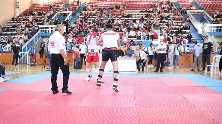 Kick Boks zafer turnuvasında sporcular kıyasıya yarıştı