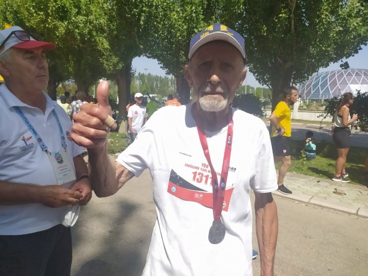 82’lik maratoncu gençlere taş çıkardı