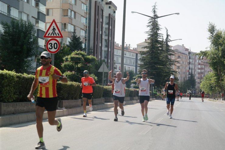 82’lik maratoncu gençlere taş çıkardı