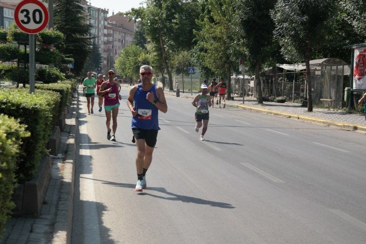 82’lik maratoncu gençlere taş çıkardı