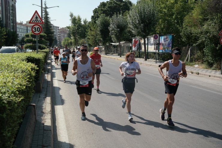 82’lik maratoncu gençlere taş çıkardı