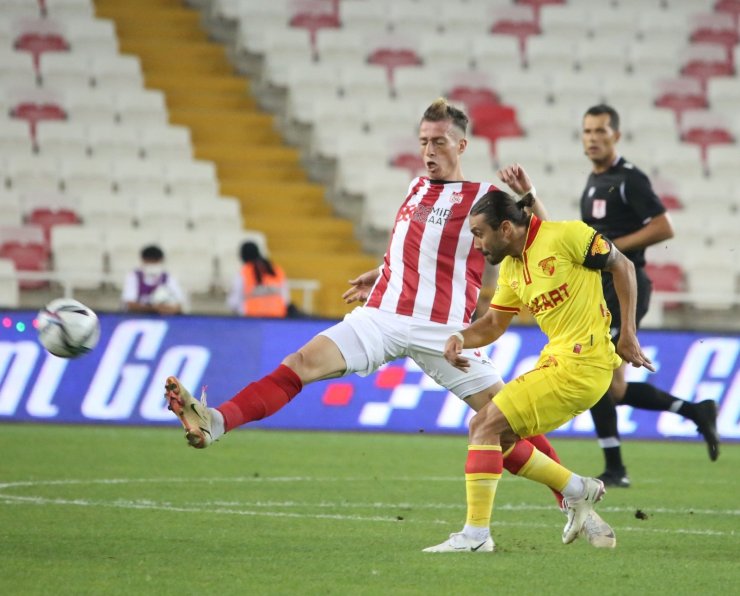 Süper Lig: D.G. Sivasspor: 1 - Göztepe: 0 (İlk yarı)