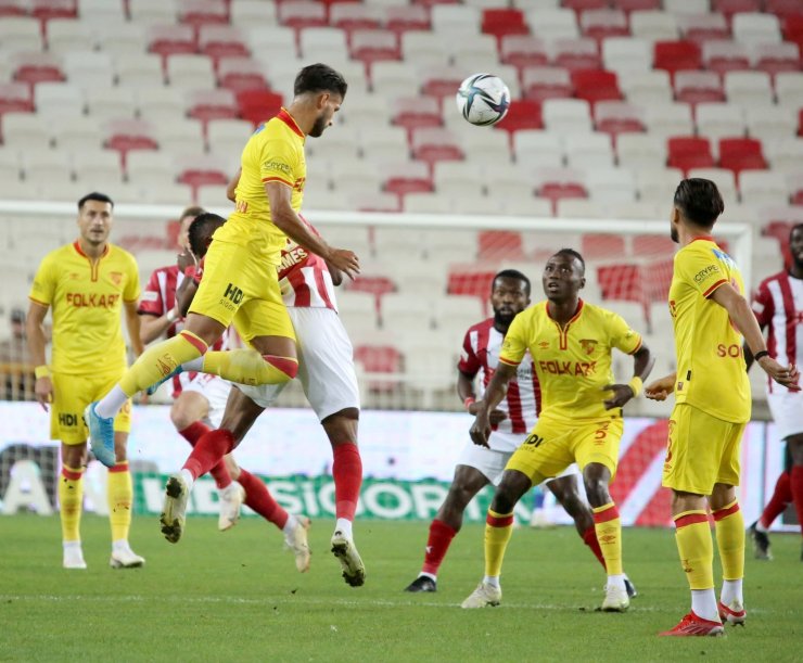 Süper Lig: D.G. Sivasspor: 1 - Göztepe: 0 (İlk yarı)