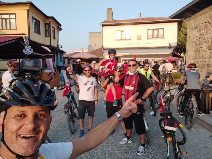 Bisiklet tutkunları 30 Ağustos Zafer Bayramı’nı pedal çevirerek kutladı