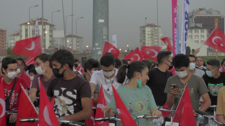 30 Ağustos Bisiklet Turu’nda bin 200 kişi pedalladı