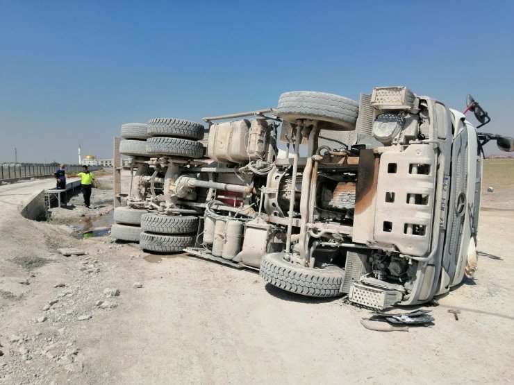 Kantarda devrilen beton mikserinin sürücüsü yaralandı