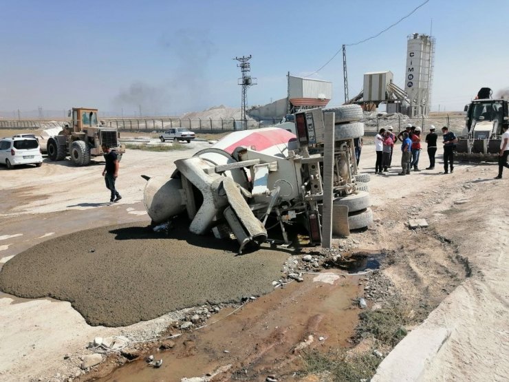 Kantarda devrilen beton mikserinin sürücüsü yaralandı