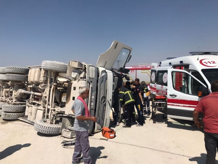 Kantarda devrilen beton mikserinin sürücüsü yaralandı