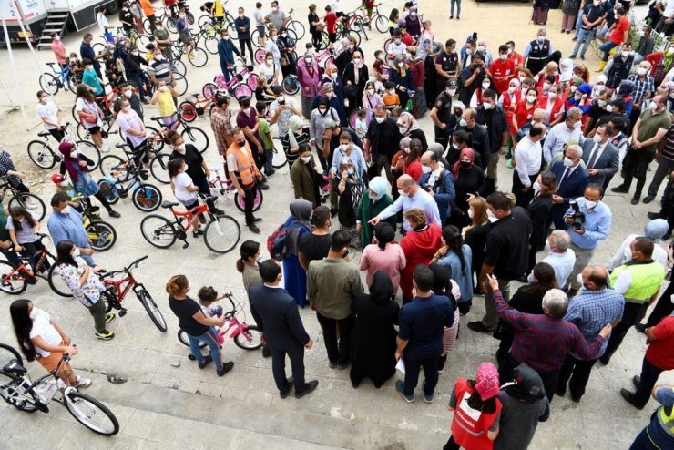 Konya Büyükşehir sel bölgesindeki çocukların yüzünü güldürdü