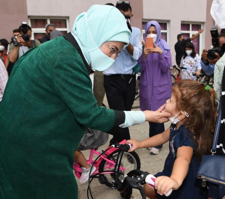 Konya Büyükşehir sel bölgesindeki çocukların yüzünü güldürdü