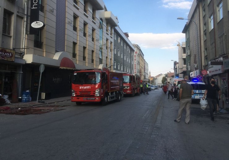 (Düzeltme) Asansörde sıkışan 2 işçiden biri öldü, diğeri yaralı kurtarıldı