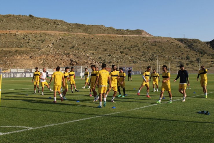 Ağrı Spor Teknik Heyetinden Hacılar Stadyumu’na övgü