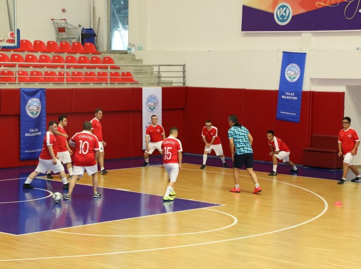 Vali Günaydın, Down Sendromlular Futsal Milli Takımının Antrenmanını İzledi